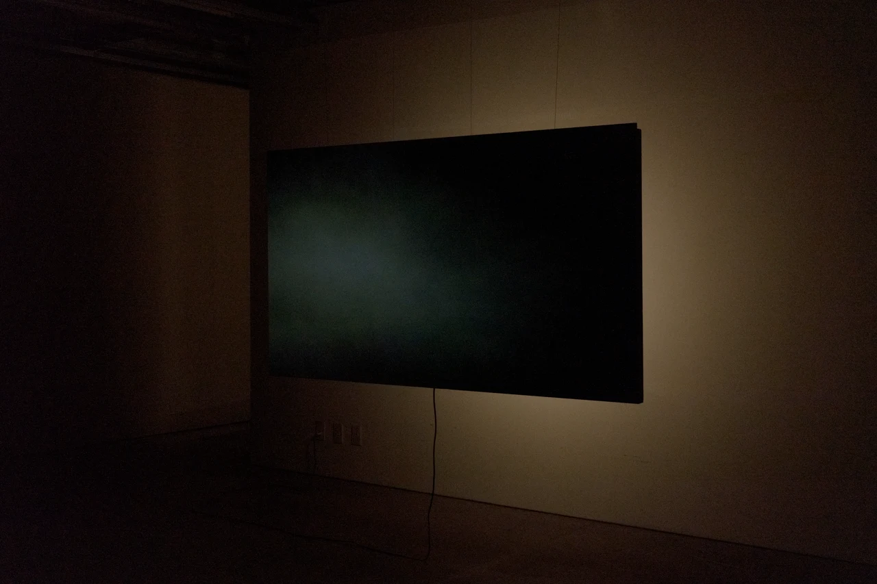 Screen and wall seen from the side
